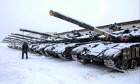 Một đội xe tăng của Ukraine tham gia đợt tập trận ở Kharkiv ngày 31/1/2022. (Ảnh: Reuters)