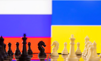Hình ảnh một bàn cờ trên nền quốc kỳ của Nga và Ukraine