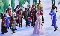 Cô gái mặc hanbok xuất hiện cùng đại diện các nhóm dân tộc thiểu số trong lễ khai mạc Olympic Bắc Kinh. (Ảnh: AP)