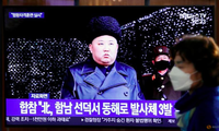 Nhà lãnh đạo Triều Tiên Kim Jong Un xuất hiện trên màn hình tin tức ở Hàn Quốc nói về vụ phóng tên lửa ngày 3/9/2020. (Ảnh: Reuters)