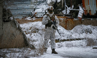 Một lính Ukraine đứng gác gần khu vực miền đông. (Ảnh: AP)