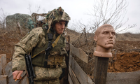 Một lính Ukraine làm nhiệm vụ gần khu vực ly khai ở miền đông. (Ảnh: AP)