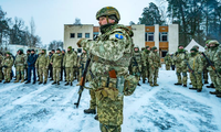 Binh lính Ukraine trong cuộc diễn tập ở ngoại ô thủ đô Kiev ngày 5/2. (Ảnh: Getty)