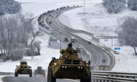 Một đoàn xe quân sự Nga đi trên đường cao tốc ở Crimea ngày 18/1/2022. (Ảnh: AP)