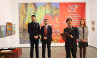 Đại sứ Nguyễn Hồng Thạch phát biểu tại Triển lãm tranh về đề tài Việt Nam do các họa sĩ Ukraine sáng tác nhân dịp kỷ niệm 30 năm thiết lập quan hệ ngoại giao Việt Nam – Ukraine ngày 10/2. (Ảnh: FB) 