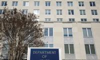 Trước trụ sở Bộ Ngoại giao Mỹ ở Washington. (Ảnh: Reuters)