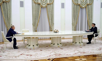 Tổng thống Nga Vladimir Putin (trái) dùng chiếc bàn dài bất thường trong cuộc gặp Tổng thống Pháp ngày 7/2. (Ảnh: AP)