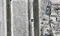 Ảnh vệ tinh cho thấy sự hiện diện của một chiếc trực thăng và một chiếc Su-25 ở vùng Millerovo của Nga ngày 18/2. (Ảnh: Reuters)