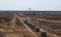 Các phương tiện tham gia cuộc tập trận của Nga và Belarus ở vùng Brest ngày 19/2. (Ảnh: Reuters)