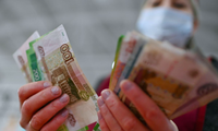 Giá đồng rúp sụt giảm nghiêm trọng sau quyết định của ông Putin về việc công nhận độc lập cho 2 tỉnh đông Ukraine. (Ảnh: Reuters)