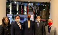 Đặc phái viên khí hậu John Kerry (trái) vừa đến Hà Nội. (Ảnh: ĐSQ Mỹ)