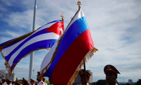 Quốc kỳ Cuba và Nga được căng lên trong chuyến thăm Havana của Thủ tướng Nga Dmitry Medvedev năm 2019. (Ảnh: Reuters)