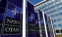 Trước cửa trụ sở của NATO tại Brussels, Bỉ. (Ảnh: Reuters)