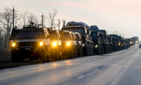 Đoàn xe quân sự của Nga được nhìn thấy khi đang tiến về phía vùng Donetsk ở miền đông Ukraine ngày 23/2. (Ảnh: Reuters)