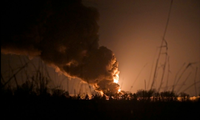Một trạm dầu khí ở phía nam thủ đô Kiev bốc cháy. (Ảnh: Reuters)