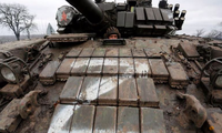 Một lính thuộc lực lượng thân Nga ngồi trong xe tăng ở Lugansk ngày 27/2. (Ảnh: Reuters)