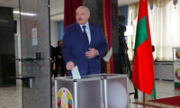 Tổng thống Belarus Alexander Lukashenko tại một điểm bỏ phiếu. (Ảnh: Reuters)