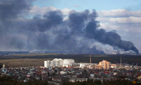 Khói bay lên từ khu vực ngoại ô Kiev ngày 27/2. (Ảnh: Reuters)