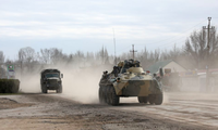 Các xe quân sự của Nga ở Crimea ngày 24/2. (Ảnh: Reuters)