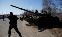 Binh lính Ukraine thu được 1 xe tăng của quân Nga gần Kiev. (Ảnh: Reuters)