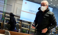 Tỷ phú Nga Roman Abramovich được trông thấy khi đang ở khu VIP của sân bay Tel Aviv ngày 14/4. (Ảnh: Reuters)