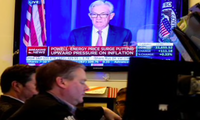 Hình ảnh chủ tịch Fed Jerome Powell phát biểu xuất hiện trên màn hình tại sàn chứng khoán New York ngày 16/3. (Ảnh: Reuters)