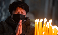 Một phụ nữ Ukraine cầu nguyện trong nhà thờ ở thành phố Lviv ngày 20/3. (Ảnh: Getty)