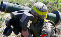 Một lính Ukraine vác tên lửa Javelin trong lúc tập trận. (Ảnh: Reuters)