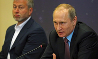 Tỷ phú Roman Abramovich trong một bức ảnh cùng Tổng thống Nga Vladimir Putin. (Ảnh: Daily Mail)