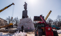 Các nhân viên đắp bao cát xung quanh tượng đài Taras Shevchenko ở Kharkiv để tránh hư hại trước bom đạn. (Ảnh: Guardian)