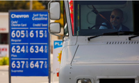 Một tài xế rời khỏi trạm xăng ở California, Mỹ, ngày 29/3. (Ảnh: Reuters)