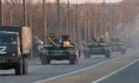 Đoàn xe tăng Nga trên cao tốc Mariupol-Donetsk ngày 23/3. (Ảnh: Reuters)