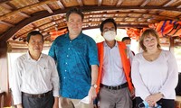 Đại sứ Mỹ tại Việt Nam Marc Knapper cùng các nhà sinh thái học đi thuyền trên sông Cửu Long. (Ảnh: ĐSQ Mỹ)