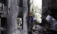 Đội cứu hộ làm nhiệm vụ tại một toà nhà trúng đạn pháo ở Borodyanka ngày 7/4. (Ảnh: Reuters)