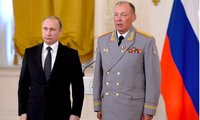 Tổng thống Nga Vladimir Putin và Tướng Alexander Dvornikov trong lễ trao huy hiệu năm 2016. (Ảnh: Spunik)