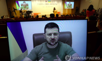 Tổng thống Ukraine có bài phát biểu trực tuyến trước các nghị sĩ Hàn Quốc ngày 11/4. (Ảnh: Yonhap)