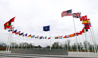 Quốc kỳ của các thành viên NATO trước trụ sở tại Brussels, Bỉ. (Ảnh: CNN)