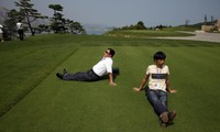 Du khách ngồi chơi trên sân golf thuộc khu nghỉ dưỡng núi Kim Cương hồi năm 2011. (Ảnh: Ap)