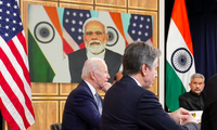 Tổng thống Mỹ Joe Biden cùng ngồi với Ngoại trưởng Antony Blinken và Ngoại trưởng Ấn Độ Subrahmanyam Jaishankar trong cuộc hội đàm trực tuyến với Thủ tướng Narendra Modi ngày 11/4. (Ảnh: Reuters)