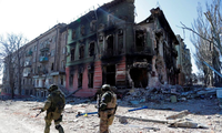 Một ngôi nhà đổ nát ở thành phố Mariupol ngày 7/4. (Ảnh: Reuters)