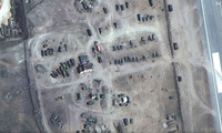 Ảnh vệ tinh của Maxar chụp các xe tăng và xe quân sự của Nga ở Kherson