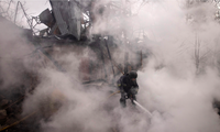 Lính cứu hoả dập lửa một nhà kho bị cháy ở thành phố Kharkiv ngày 14/4. (Ảnh: Getty)