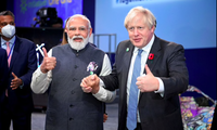 Thủ tướng Ấn Độ Narendra Modi (trái) và Thủ tướng Anh Boris Johnson trong cuộc gặp bên lề hội nghị thượng đỉnh khí hậu COP26 tại Anh vào tháng 11/2021. (Ảnh: Reuters)