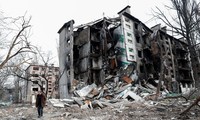 Một tòa chung cư tan hoang ở Mariupol ngày 17/4. (Ảnh: Reuters)