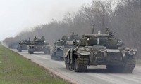 Đoàn xe tăng Nga đi trên con đường gần thành phố cảng Mariupol ngày 17/4. ̣̣ (Ảnh: Reuters)