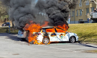 Một chiếc xe bị đốt ở thành phố Norrkoping trong đợt bạo loạn giữa người biểu tình với cảnh sát Thuỵ Điển. (Ảnh: Reuters)