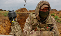Một lính Ukraine đứng cạnh tên lửa chống tăng Javelin ở vùng Donbas ngày 18/4. (Ảnh: Reuters)