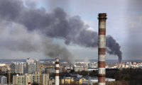 Khói bốc lên sau khi thành phố Lviv ở miền tây Ukraine bị tấn công ngày 18/4. (Ảnh: Reuters)
