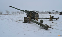 Binh lính Ukraine sử dụng lựu pháo 2A65 Msta-B trong một cuộc tập trận gần bán đảo Crimea hồi tháng 1. (Ảnh: Reuters)