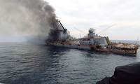 Tuần dương hạm tên lửa Moskva của Nga cháy trước khi chìm xuống Biển Đen. (Ảnh: MXH)